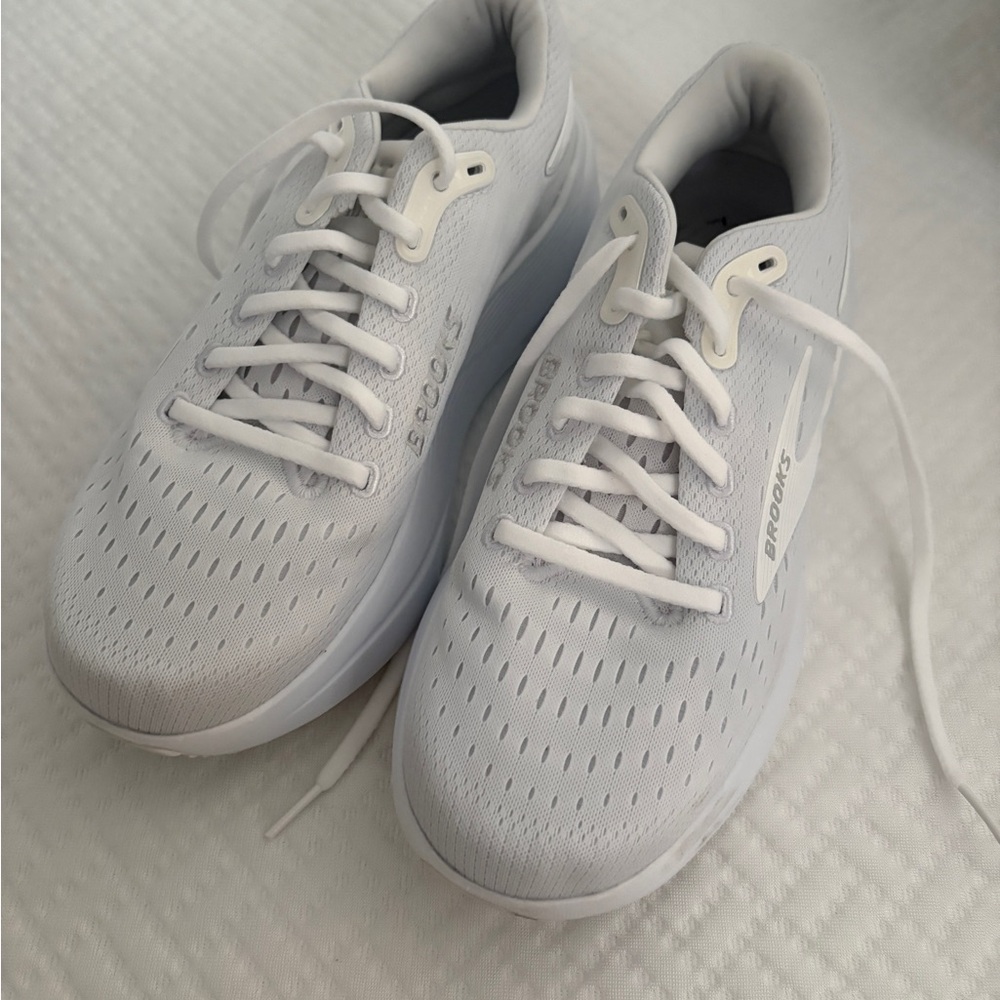 Women’s Brooks Ghost Max 3  size 9